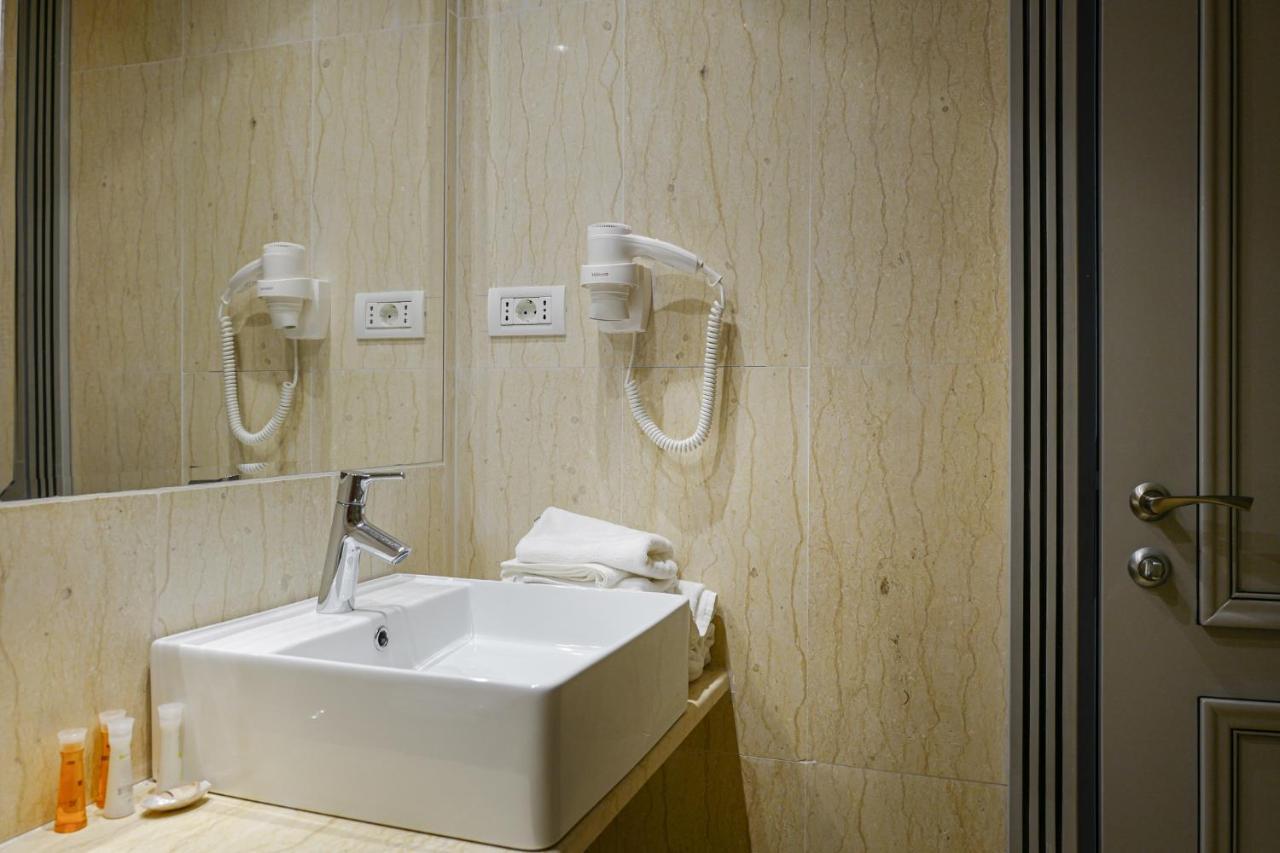 Hotel Eden Iasi Buitenkant foto