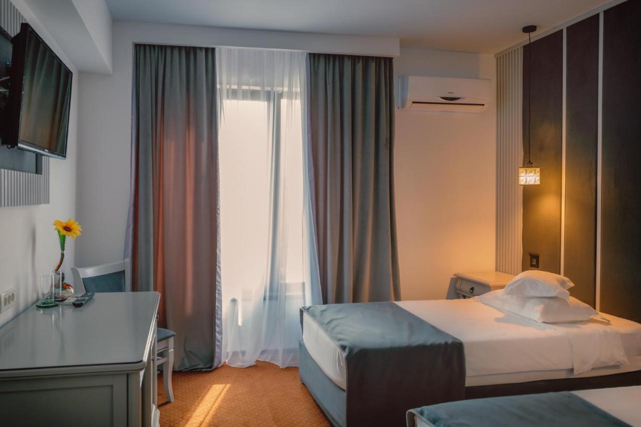 Hotel Eden Iasi Buitenkant foto