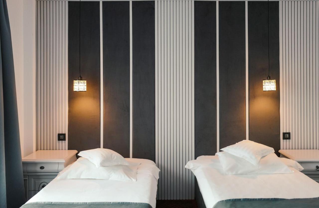 Hotel Eden Iasi Buitenkant foto