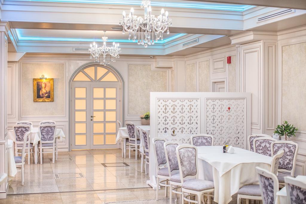 Hotel Eden Iasi Buitenkant foto
