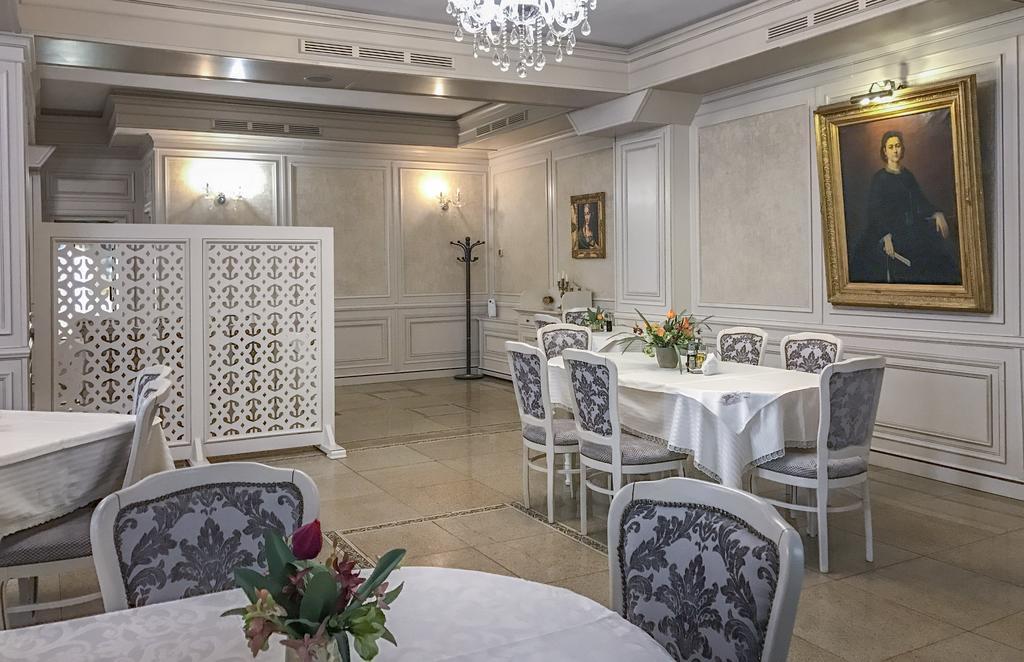 Hotel Eden Iasi Buitenkant foto