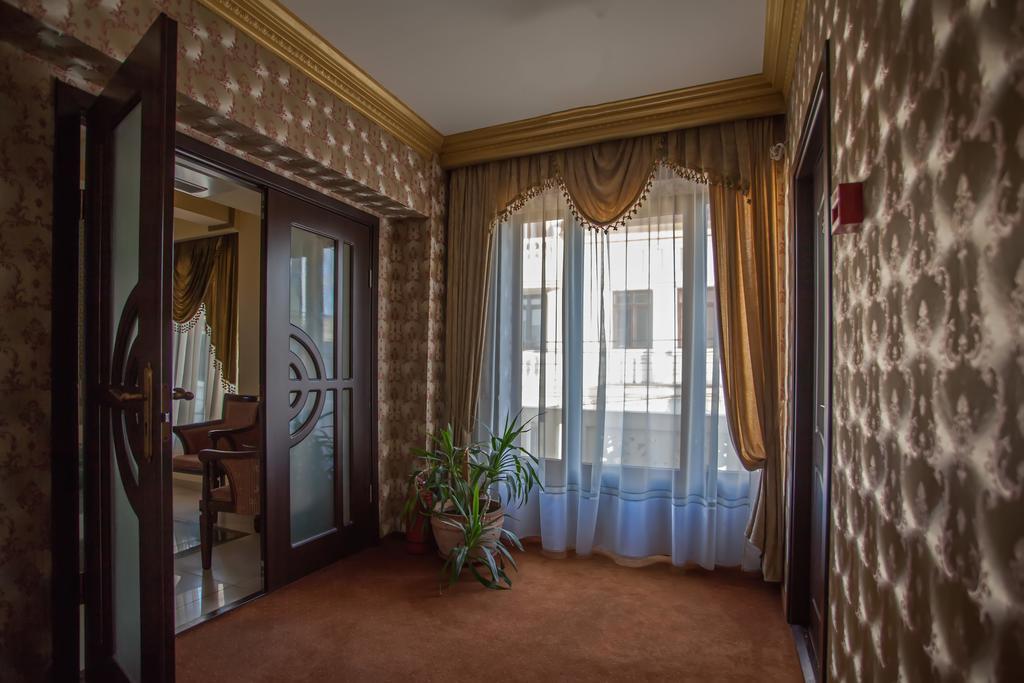 Hotel Eden Iasi Buitenkant foto
