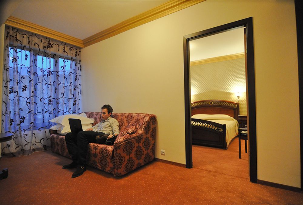 Hotel Eden Iasi Buitenkant foto