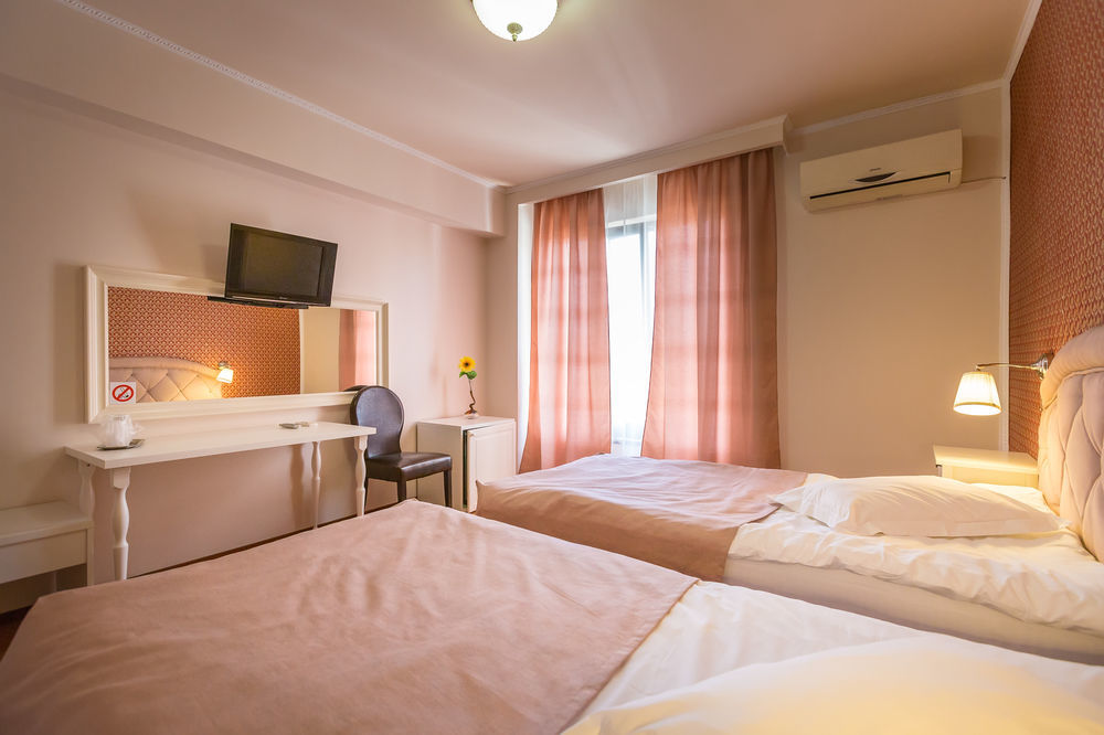 Hotel Eden Iasi Buitenkant foto