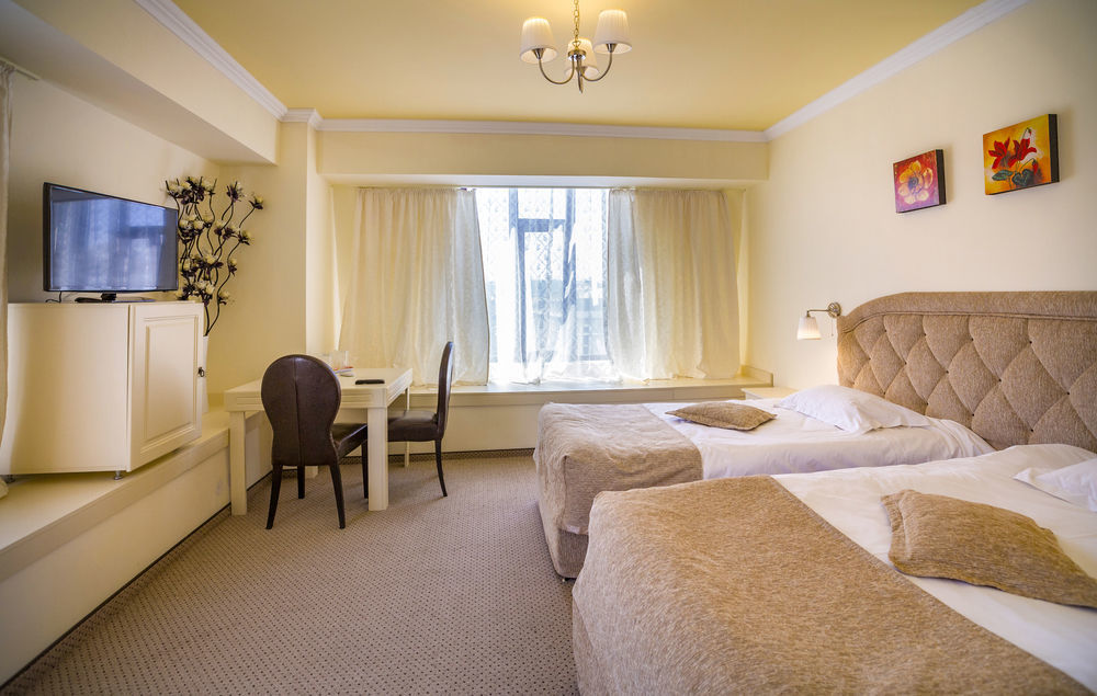 Hotel Eden Iasi Buitenkant foto