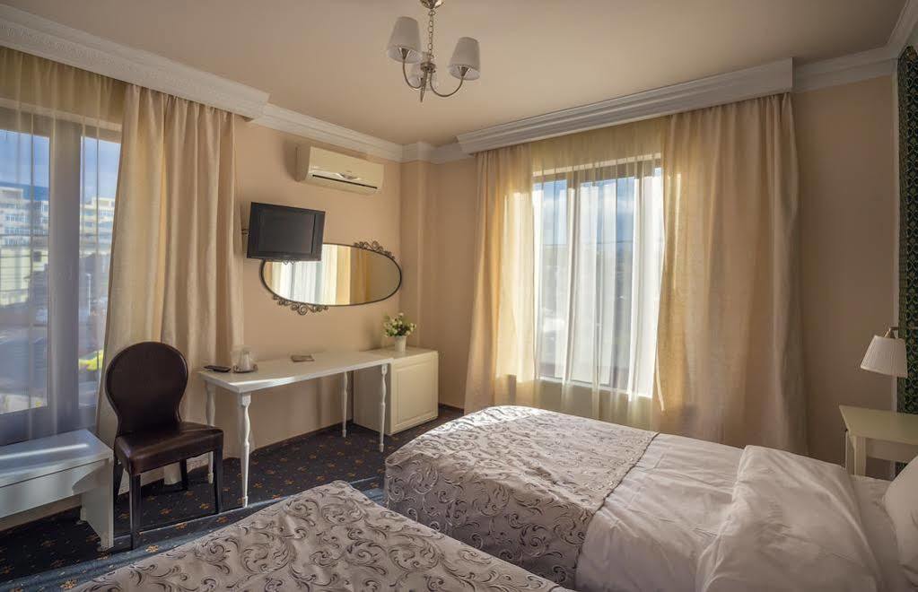 Hotel Eden Iasi Buitenkant foto